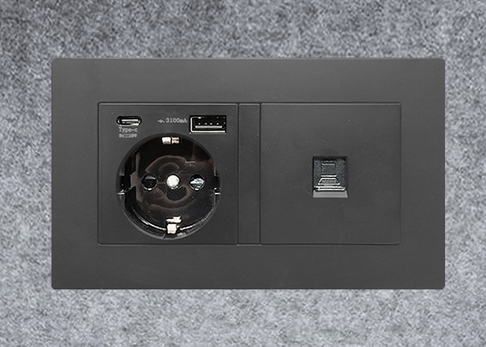 Detalle de los enchufes Schuko, USB-C y RJ45 de la cabina acústica VEGA BOX 1