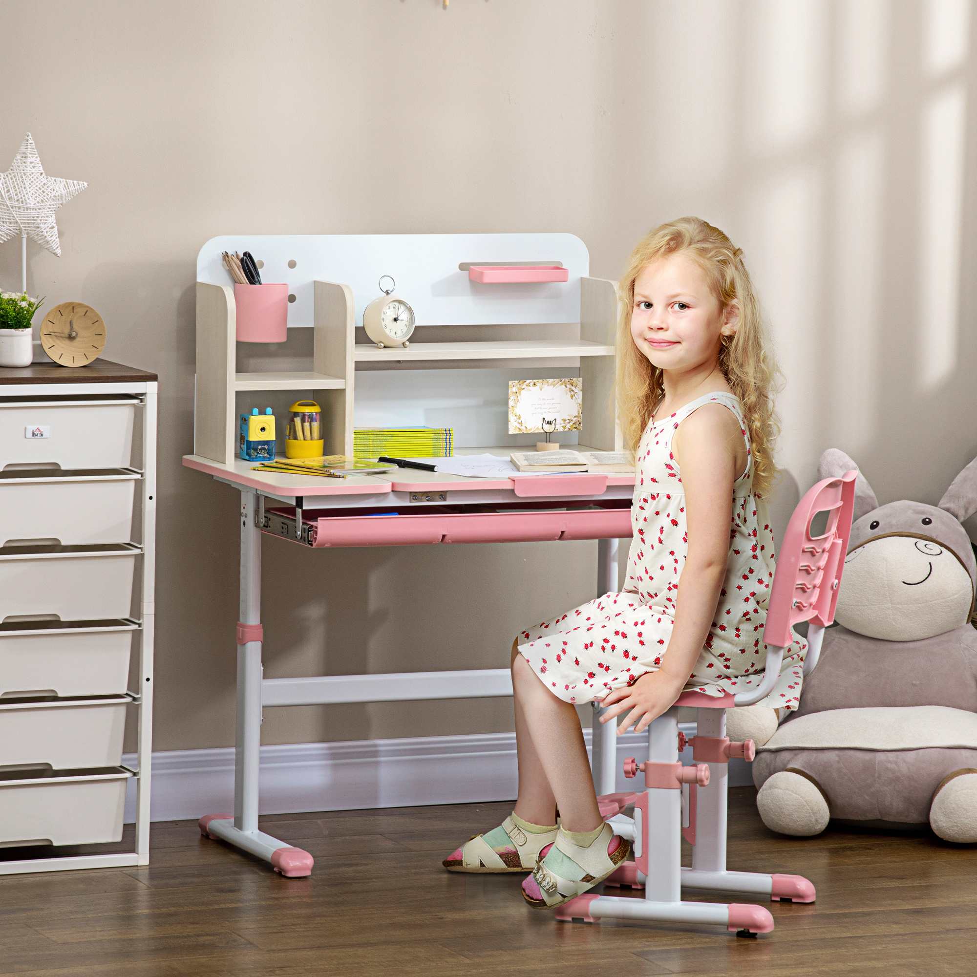 Niña estudiando en el conjunto de escritorio y silla infantil LUNA