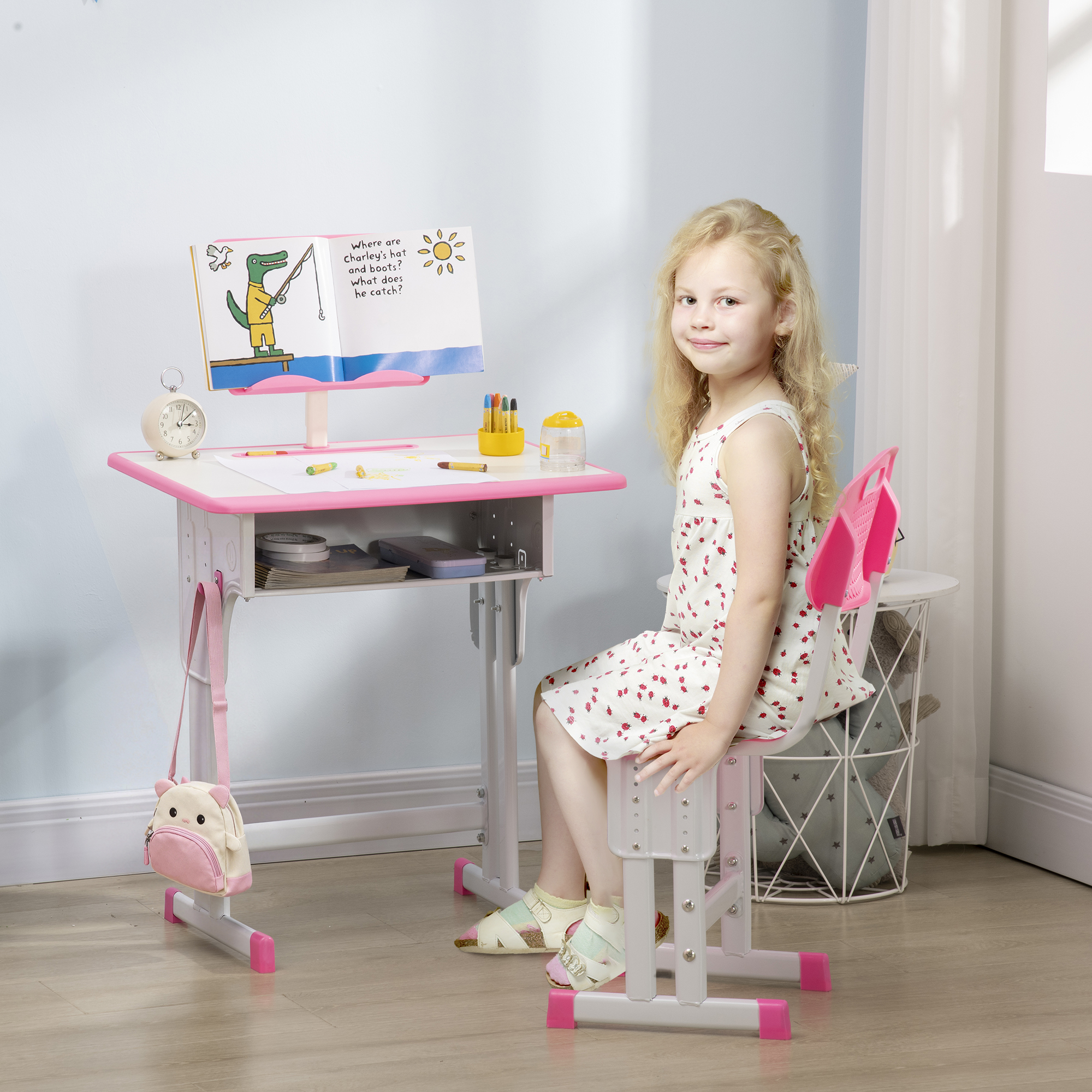 Niña estudiando en el conjunto de escritorio y silla infantil MINI