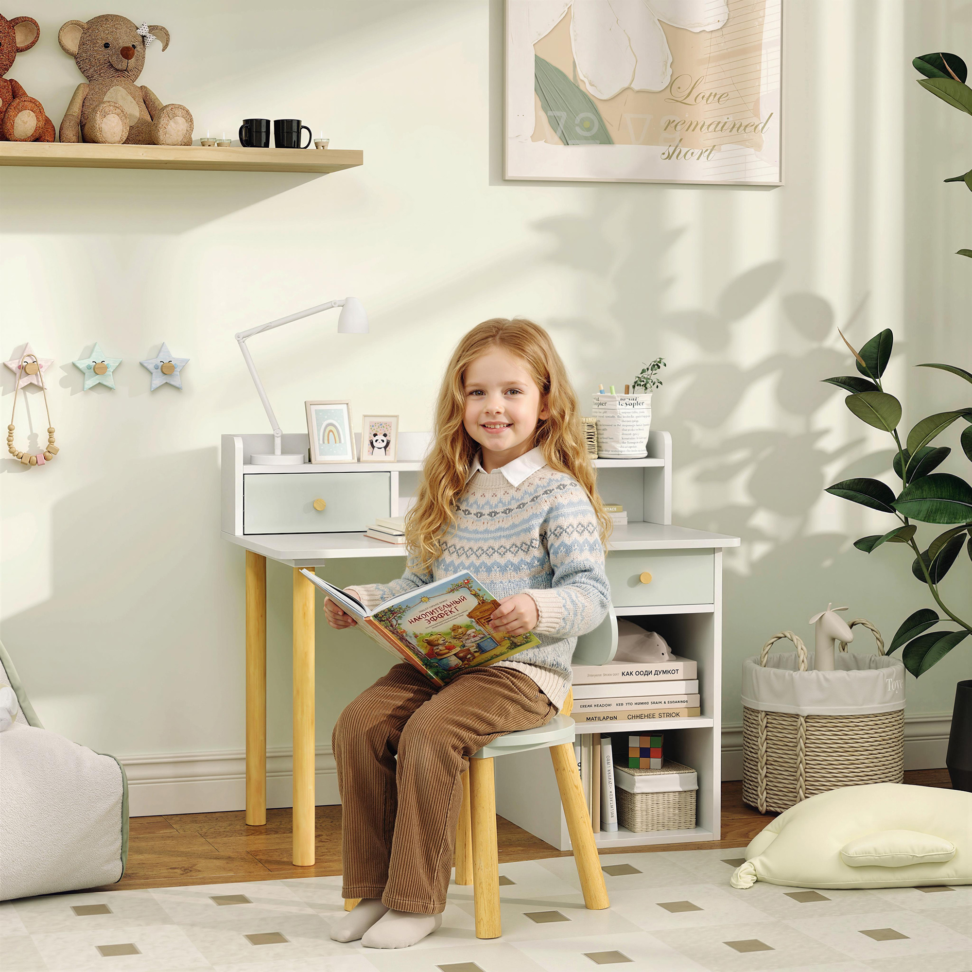 Niña leyendo en el conjunto de escritorio y silla infantil TRÉBOL