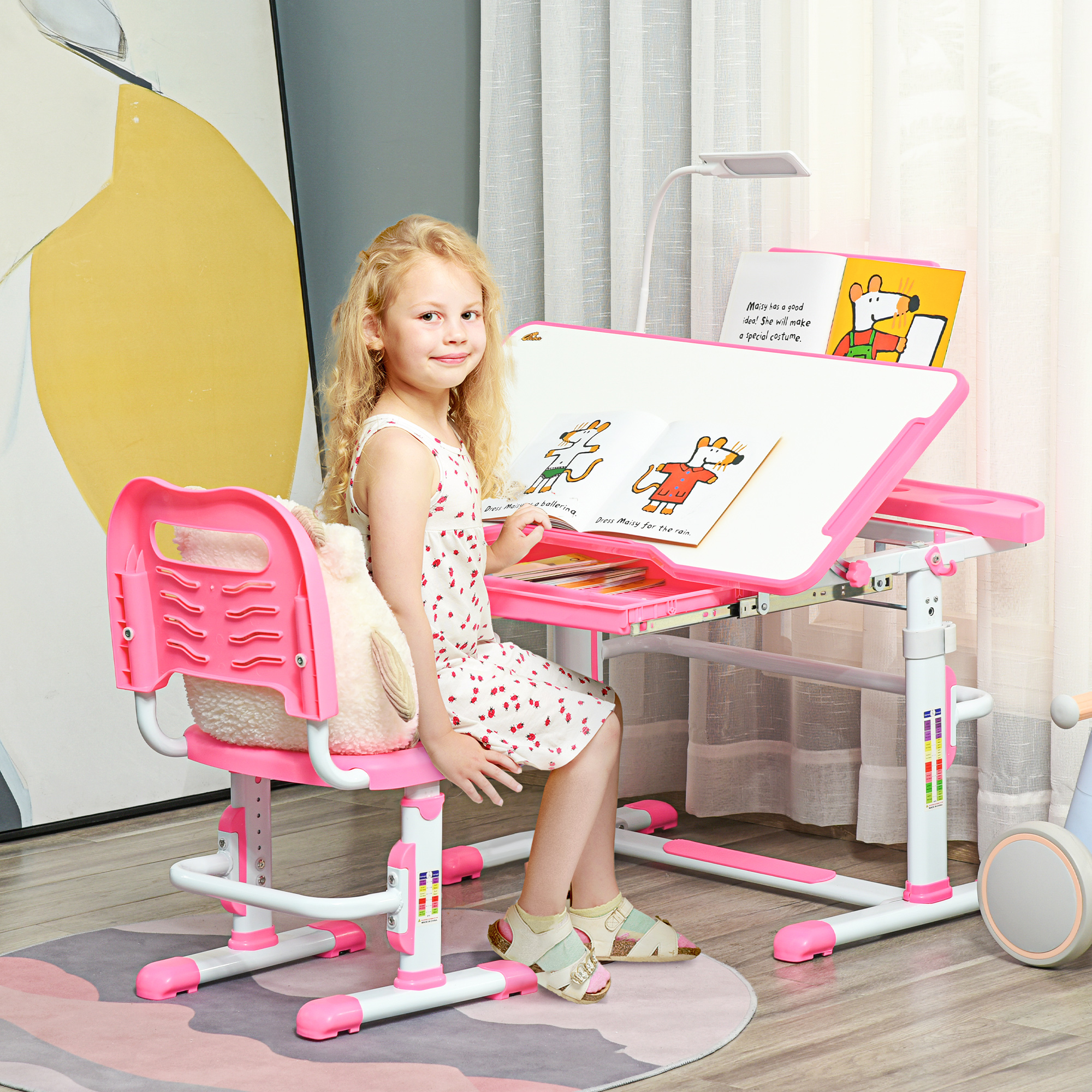 Niña dibujando en el escritorio infantil regulable COMETA