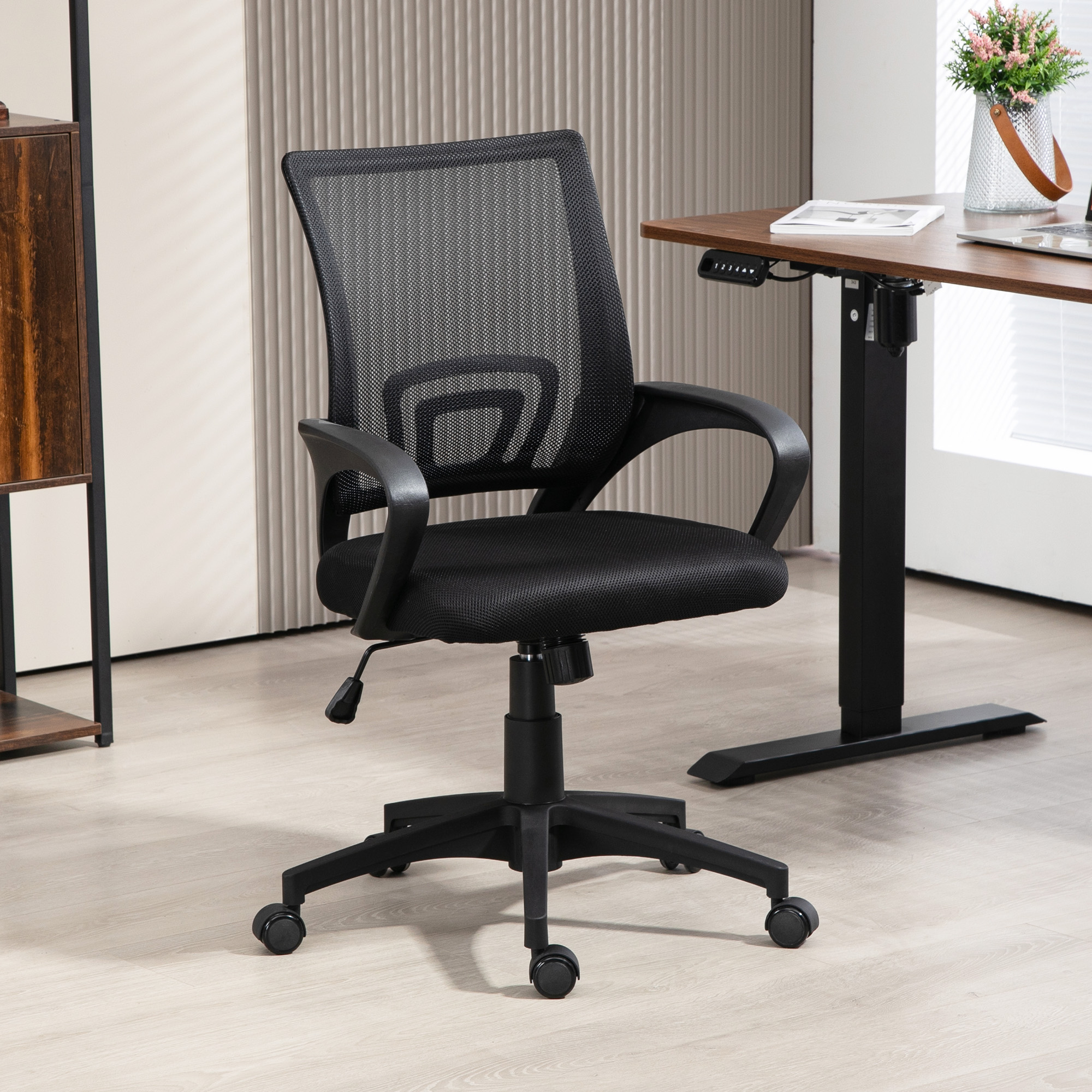 Silla de estudio IRIS de malla en un escritorio
