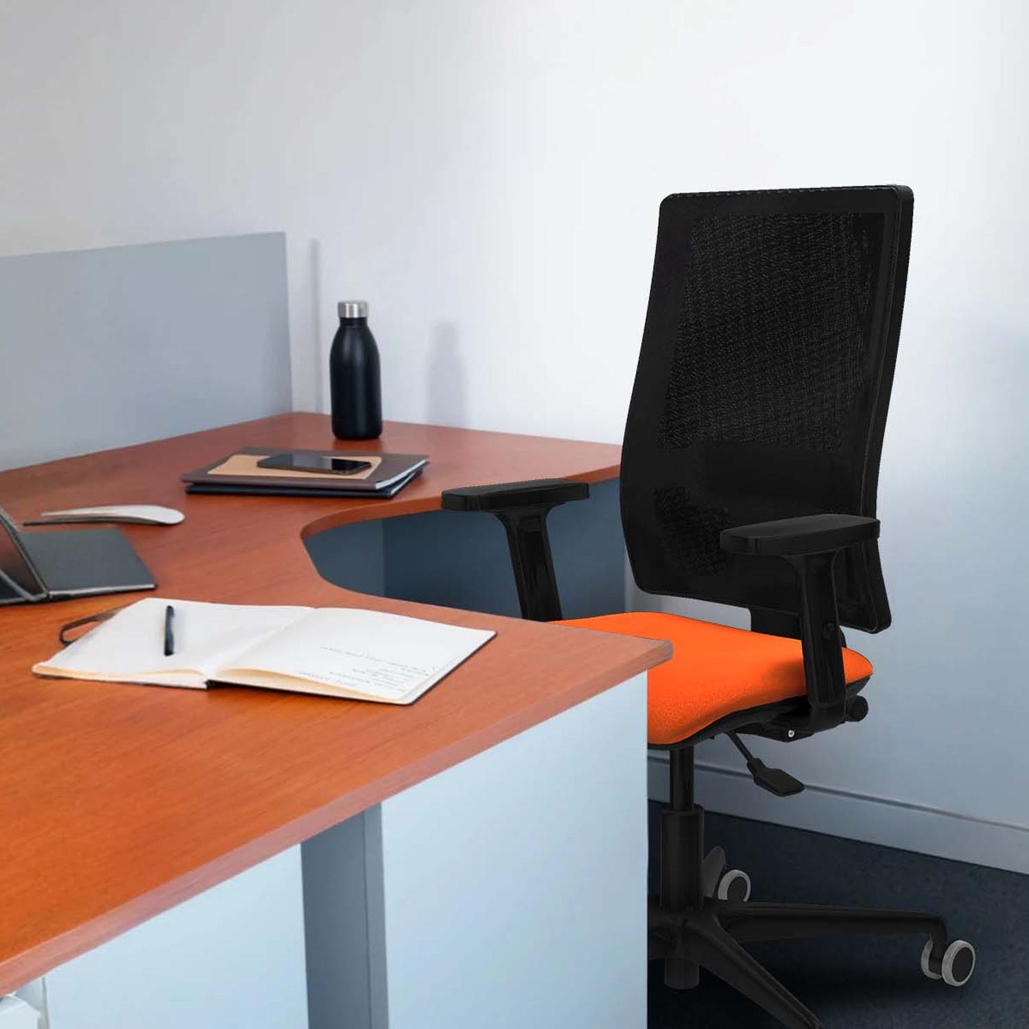 Silla ergonómica ONDA con asiento naranja en un despacho con mesa de madera