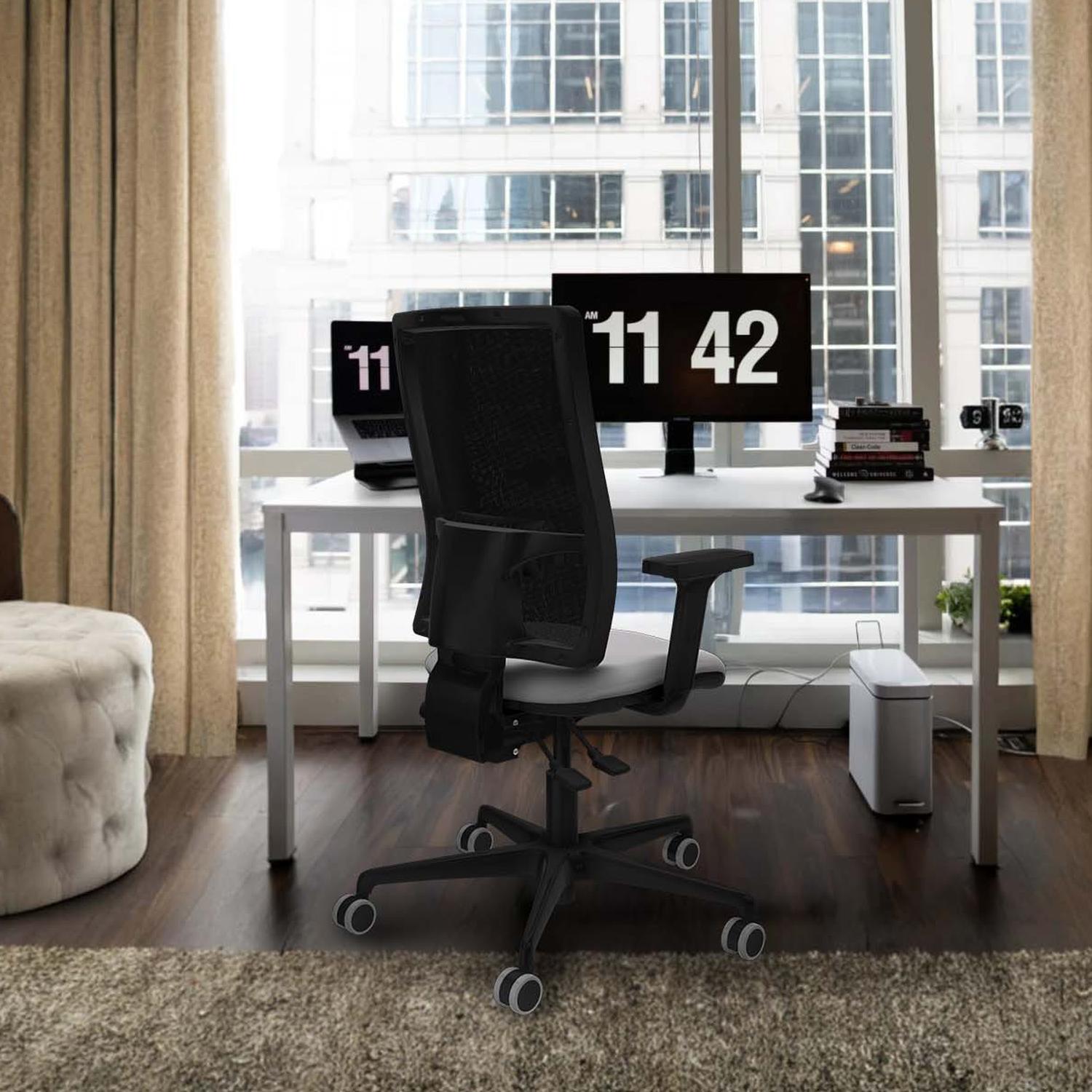Silla ergonómica ONDA negra en un escritorio junto a una ventana