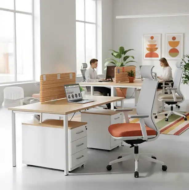Silla de oficina de colores PRISMA blanca con asiento terracota en una oficina