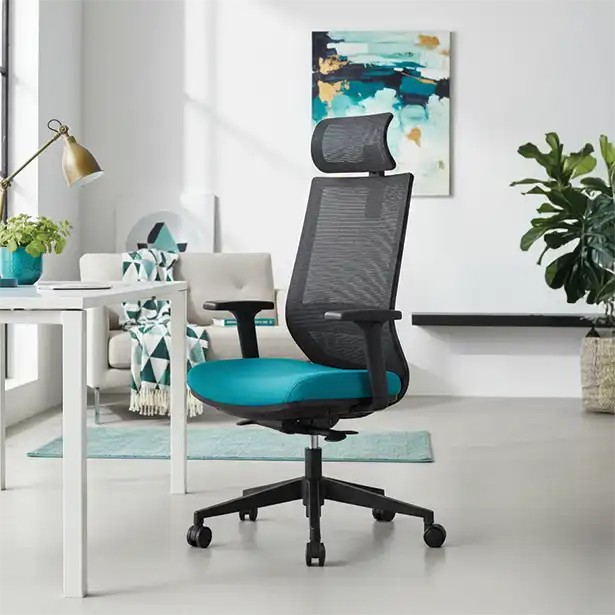 Silla de oficina de colores PRISMA negra con asiento azul en un despacho en casa